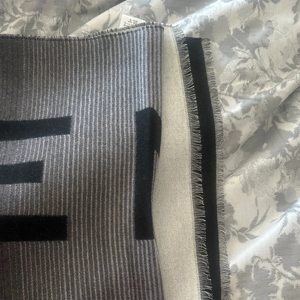 Givenchy Monochrome Logo Scarf - Picture 3 of 4